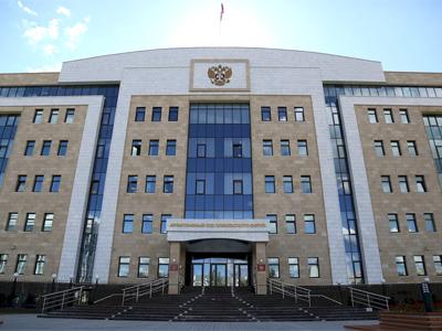 По мнению АС Поволжского округа, заказчик правомерно установил в документации о закупке требование о наличии у участников: - статуса официального дилера, дистрибьютора, партнера или иного аналогичного статуса; - письма производителя или сертификата, подтверждающего право участника поставлять закупаемое оборудование и осуществлять его гарантийный ремонт.   Благодаря этим требованиям заказчик может оценить степень надежности участника закупки и его способность своевременно удовлетворить потребности заказчика.   Суд учел характер деятельности заказчика и тот факт, что возможность установить рассматриваемые требования была предусмотрена в положении о закупке.   Отметим, что в судебной практике встречается и иная точка зрения.   Документ: Постановление АС Поволжского округа от 22.11.2017 по делу N А72-1999/2017 Источник:  Консультант Плюс  Текст постановления Арбитражного суда Поволжского округа от 22.11.2017 по делу №А72-1999/2017        АРБИТРАЖНЫЙ СУД ПОВОЛЖСКОГО ОКРУГА   ПОСТАНОВЛЕНИЕ  от 22 ноября 2017 г. N Ф06-25846/2017     Дело N А72-1999/2017     Резолютивная часть постановления объявлена 21 ноября 2017 года.  Полный текст постановления изготовлен 22 ноября 2017 года.  Арбитражный суд Поволжского округа в составе:  председательствующего судьи Хабибуллина Л.Ф.,  судей Егоровой М.В., Логинова О.В., 