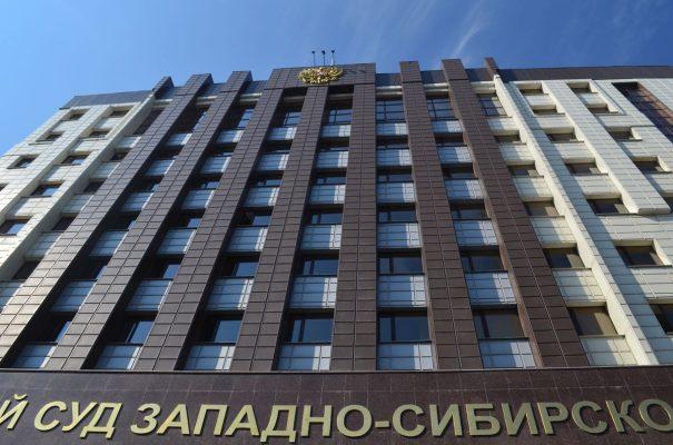 Закон N 223-ФЗ не запрещает указывать в документации наименование производителя товара, подчеркнул АС Западно-Сибирского округа. В рассмотренной ситуации заказчик предложил поставщикам на выбор двух производителей. Это было обусловлено потребностями заказчика и допускалось положением о закупке. Кассационные суды нередко приходят к подобному выводу. На уровне апелляции же высказывалось мнение, что требовать поставки товара конкретного производителя можно, только если предмет закупки уникален.