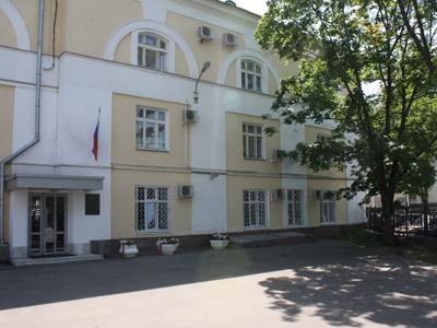Это можно сделать, если банковская гарантия не предусматривает предварительного обращения к подрядчику. Обязательство банка перед заказчиком не зависит от основного обязательства.