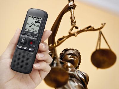 Конституция гарантирует неприкосновенность личной жизни и в то же время дает право защищаться всеми законными способами. Судам приходится находить грань между двумя нормами, оценивая аудиозаписи одной из сторон спора. Закон предъявляет к ним и другие требования, которые могут зависеть от вида процесса &ndash; гражданского, арбитражного, уголовного. Есть и аудиопротоколирование, которое может вести сам суд. Какую роль эти доказательства могут сыграть в отдельно взятых делах?  В декабре 2016 года Верховный суд разрешил ссылаться на аудиозапись телефонного разговора, сделанную без ведома собеседника. Случилось это в деле в деле № 5-КГ16-18, в котором истица Анна Стаханова* требовала возврата 1,5 млн руб. займа и почти столько же процентов с супругов Евгении и Игоря Белых*. Заем в свое время оформили на мужа, но требовался он для бизнеса жены, поэтому Стаханова указала в заявлении обоих ответчиков. Общность долга она решила подтвердить аудиозаписью телефонного разговора с Евгенией Белых. Но Тверской областной суд не смог установить, относится ли к делу это доказательство, поскольку &laquo;носитель процессуально не оформлен, нет указаний, где, кем и при каких условиях производилась запись&raquo;, и к тому же сама Белых не давала на это согласия (определение 33-798 от 16 февраля 2016 года). Нельзя помимо воли распространять сведения о личной или семейной тайне, объяснил облсуд.  