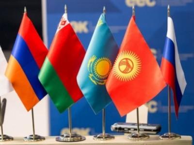 Минфин разрабатывает приказ, который меняет правила предоставления стоимостной преференции участникам госзакупок, предлагающим товары из стран Евразийского экономического союза (ЕАЭС). Об этом пишет "Коммерсантъ".  Документ придет на смену прежнему приказу Минэкономразвития, согласно которому контракт с поставщиком товаров из ЕАЭС заключается по предложенной им цене, а с поставщиком иностранных товаров &ndash; с 15-процентным дисконтом. Таким образом, ценовыми привилегиями пользуются товары российского, армянского, белорусского, казахстанского и киргизского происхождения &ndash; от продуктов до промышленного оборудования.  Приоритет сохранится, но не для лотов смешанного происхождения &ndash; таких, где доля иностранных товаров не превышает 50% от стоимости. Если заявка наряду с товарами из ЕАЭС содержит, например...