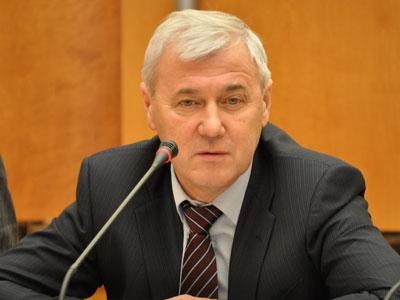 Закон о переводе всех госзакупок на электронные торги позволит уменьшить проявления коррупции в этой сфере, сказал справедливоросс Анатолий Аксаков на встрече со студентами московских вузов.  &laquo;Перевод на электронные торги всех госзакупок, чтобы всё было в анонимном ключе, а не в конвертах, когда тому, кто должен выиграть заранее советуют уменьшить сумму, приведёт к тому, что многие элементы коррупционности при госзакупках снизятся&raquo;, &mdash; сказал Аксаков.  Проект данного закона находится на рассмотрении в Госдуме. Проблему коррупции надо решать системно, считает депутат. &laquo;Нужно уменьшать полномочия чиновников, чтобы у них было меньше влияния на решения, которые позволяют брать взятки&raquo;, &mdash; добавил парламентарий.