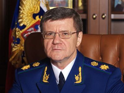 Сегодня, 19 апреля 2017 года, в г. Ярославле состоялось совещание при Генеральном прокуроре Российской Федерации Юрии Чайке, на котором обсуждались вопросы соблюдения законодательства, регулирующего своевременную оплату заказчиками обязательств по исполненным государственным и муниципальным контрактам в Северо-Западном, Северо-Кавказском, Центральном и Южном федеральных округах.  Это уже второе совещание, которое проводится в подобном формате. Впервые такое широкое обсуждение вопросов соблюдения законодательства, регулирующего своевременную оплату заказчиками обязательств по исполненным государственным и муниципальным контрактам, было организовано Генеральной прокуратурой Российской Федерации 24 марта 2016 года.  Участие в совещании приняли заместитель полномочного представителя Президента Российской Федерации в Центральном федеральном округе Ольга Атюкова, Уполномоченный при Президенте Российской Федерации по защите прав предпринимателей Борис Титов, заместитель начальника Контрольного управления Президента Российской Федерации Андрей Кульба, первый заместитель и заместители Генерального прокурора Российской Федерации, руководители субъектов Российской Федерации, входящих в указанные округа, начальники структурных подразделений Генеральной прокуратуры Российской Федерации, прокуроры субъектов Российской Федерации и приравненные к ним военные прокуроры, Член Президиума Правления &laquo;ОПОРЫ РОССИИ&raquo;, Управляющий Бюро по защите прав предпринимателей и инвесторов при &laquo;ОПОРЕ РОССИИ&raquo; Дмитрий Петровичев, первый вице-президент Общероссийской общественной организации &laquo;Деловая Россия&raquo; Алексай Орджоникидзе, представители других общественных организаций предпринимателей, высшие должностные лица субъектов Российской Федерации.  Открыл мероприятие Генеральный прокурор Российской Федерации Юрий Чайка.  С основным докладом выступил первый заместитель Генерального прокурора Российской Федерации Александр Буксман.  Участники совещания отметили, что органы прокуратуры в Северо-Западном, Северо-Кавказском, Центральном и Южном федеральных округах проводят значительную работу, направленную на погашение задолженности перед предпринимателями по государственным и муниципальным контрактам.  С этой целью прокуроры внесли 3,5 тыс. представлений, по результатам рассмотрения которых 1,8 тыс. должностных лиц привлечены к дисциплинарной ответственности, 156 - к административной. В органы государственной власти и местного самоуправления направлена 51 информация, 27 материалов передано в органы предварительного расследования для организации процессуальных проверок, по 15 из них возбуждены уголовные дела.  Благодаря прокурорскому вмешательству за полтора года уже погашена задолженность перед предпринимателями на сумму около 21,7 млрд рублей (в Краснодарском крае - 6 млрд рублей, в Московской области &ndash; 3,1 млрд рублей, в г. Москве &ndash; 1,7 млрд рублей, в Брянской области &ndash; 1,5 млрд рублей, в Ярославской и Орловской областях - по 1 млрд рублей).  Однако, несмотря на принимаемые меры, ситуация в данной сфере остается сложной. Выявленный прокурорами субъектов Северо-Западного, Северо-Кавказского, Центрального и Южного федеральных округов совокупный объем долга по государственным и муниципальным контрактам на 1 марта 2017 года составил около 19,3 млрд рублей.  Проведенный анализ показал, что основными причинами образования долгов перед предпринимателями являются дефицит бюджетов различных уровней, заключение государственными и муниципальными заказчиками контрактов в отсутствие доведенных лимитов бюджетных обязательств, включение в них незаконных условий, а также неправомерные действия публичных заказчиков, направленные на уклонение от исполнения взятых обязательств.  При этом органами государственной власти и местного самоуправления не предпринимаются должные меры по наполнению доходной части бюджетов. В надежде на поступление дополнительных денежных средств игнорируются требования законодательства о заключении контрактов только при наличии финансовых ресурсов на их исполнение. В некоторых случаях заказчики совершают преступные действия, направленные на получение для себя выгоды за подписание актов сдачи-приемки выполненных работ, при наличии задолженности по исполненным контрактам оплачивают афиллированным структурам невыполненные ими обязательства.  Так, по материалам проверки прокуратуры г. Брянска возбуждено и расследуется уголовное дело по фактам оплаты должностными лицами ГКУ &laquo;Управление капитального строительства Брянской области&raquo; невыполненных работ при наличии задолженности по исполненным государственным контрактам в размере свыше 20 млн рублей.  В Республике Коми в суд направлено уголовное дело, возбужденное по материалам прокурорской проверки в отношении руководителя администрации городского округа &laquo;Инта&raquo; по фактам неправомерного требования передачи ему денежных средств в размере 20 % от цены заключенных с коммерческими организациями 40 муниципальных контрактов за последующую беспрепятственную их оплату. Общая сумма перечисленных чиновнику хозяйствующими субъектами денежных средств составила около 18,9 млн рублей.  Кроме того, неоплата исполненных контрактов порождает дополнительные бюджетные расходы в виде судебных издержек и штрафных санкций.  К примеру, в Краснодарском крае общая сумма штрафных санкций и дополнительных расходов бюджета за несвоевременное исполнение контрактов составила 200 млн рублей, Республике Дагестан &ndash; 173,3 млн рублей, Москве &ndash; 66,7 млн рублей, Псковской области &ndash; 31,4 млн рублей, Орловской области &ndash; 17,7 млн рублей, Брянской области &ndash; 11,4 млн рублей, Волгоградской области &ndash; 5,6 млн рублей.  В целях недопущения таких расходов прокурорами нарабатывается практика предъявления регрессных исков о взыскании излишне выплаченных бюджетных средств с ответственных за задержки лиц.  Только прокуратурой Краснодарского края в суд предъявлено 13 таких исков.  Например, Красноармейский районный суд Краснодарского края удовлетворил требования прокурора Красноармейского района о взыскании с и.о. главы Чебургольского сельского поселения 27,2 тыс. рублей, оплаченных из местного бюджета в связи с ненадлежащим исполнением администрацией поселения обязательств по муниципальному контракту, заключенному в отсутствие лимитов бюджетного финансирования.  В ряде случаев несвоевременная оплата выполненных предпринимателями по контрактам работ влечет для них негативные последствия в виде образования долгов по заработной плате, налогам и сборам, доведения предприятий до банкротства, а также срыва сроков выполнения обязательств перед контрагентами.  Так, только после вмешательства прокуратуры Орловской области правительством региона перечислены средства ОАО &laquo;Орелавтодор&raquo; за реконструкцию участка автодороги, что позволило погасить долги по зарплате в размере 4,5 млн рублей перед 218 работниками организации.  Особую социальную значимость представляют принимаемые прокурорами меры реагирования в целях сокращения задолженности перед предпринимателями, осуществляющими деятельность в сфере строительства, медицинского обеспечения и образования.  Например, после принятия прокуратурой г. Долгопрудного Московской области мер прокурорского реагирования ГБУЗ &laquo;Долгопрудненская центральная городская больница&raquo; погашена задолженность по исполненным муниципальным контрактам перед 34 контрагентами на сумму свыше 17,1 млн рублей.  В г. Севастополе благодаря прокурорскому вмешательству ГБУЗ &laquo;Городская инфекционная больница&raquo; погашена задолженность перед 11 подрядчиками на сумму 12,6 млн рублей за поставку медицинских препаратов и установку системы пожарной сигнализации.  Учитывая изложенное, участниками совещания при Генеральном прокуроре Российской Федерации подготовлено решение, которое предусматривает комплекс мероприятий по противодействию в Северо-Западном, Северо-Кавказском, Центральном и Южном федеральных округах нарушениям прав предпринимателей на своевременную оплату товаров (работ, услуг).  Источник: Официальный сайт Генеральной прокуратуры РФ