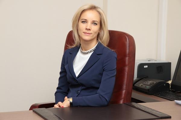 Как стало известно &ldquo;Ъ&rdquo;, новый департамент по развитию контрактной системы Минфина, которому Минэкономики передаст полномочия по управлению системой госзакупок и закупок компаний с госучастием, может возглавить Татьяна Демидова &mdash; начальник управления контроля размещения госзаказа Федеральной антимонопольной службы (ФАС). Ранее предполагалось, что пост главы департамента будет сохранен за Максимом Чемерисовым после его перехода из Минэкономики в Минфин. По данным источников &ldquo;Ъ&rdquo;, назначение госпожи Демидовой пролоббировал глава ФАС Игорь Артемьев при поддержке правительства Москвы, в котором муж госпожи Демидовой, Владимир Ефимов, возглавляет департамент экономической политики.  В соответствии с подписанным сегодня премьером Дмитрием Медведевым постановлением, Минэкономики уже на следующей неделе передаст функции по осуществлению госзакупок Минфину, профильный департамент в котором возглавит Татьяна Демидова, рассказали &ldquo;Ъ&rdquo; источники в Белом доме. Госпожа Демидова, юрист по образованию, контролирует сферу госзаказа на посту начальника управления ФАС с 2013 года, до этого пять лет была заместителем главы этого управления, а в антимонопольных органах работает с 2001 года. По словам собеседников &ldquo;Ъ&rdquo;, она является одним из близких соратников главы ФАС Игоря Артемьева &mdash; но с куратором своего управления Рачиком Петросяном (назначенным на должность заместителя главы ФАС год назад) у нее отношения не сложились. Именно господин Артемьев, по данным &ldquo;Ъ&rdquo;, предложил кандидатуру госпожи Демидовой на пост главы департамента контрактной системы Минфина курирующему госзакупки первому вице-премьеру Игорю Шувалову.  Поддержку этому назначению, как утверждают источники &ldquo;Ъ&rdquo;, оказали и московские власти: муж госпожи Демидовой, Владимир Ефимов, в феврале был назначен столичным министром экономической политики, а ранее руководил в мэрии департаментом городского имущества. Напомним, реформа системы госзакупок, которую в последние годы пыталось осуществить Минэкономики, не раз вызывала противодействие со стороны московских властей.  Предстоящее назначение госпожи Демидовой меняет конфигурацию передачи контрактной системы под контроль Минфина: до этого предполагалось, что в Минфин из Минэкономики перейдет, сохранив прежние полномочия, глава департамента по развитию контрактной системы Максим Чемерисов &mdash; один из ключевых разработчиков текущей реформы. Он работает в Минэкономики с 2011 года: сначала в департаменте развития конкуренции, затем &mdash; на посту замдиректора департамента развития контрактной системы, а с 2013 года возглавляет его. Господин Чемерисов до понедельника находится в отпуске, его мобильный телефон выключен. Источник &ldquo;Ъ&rdquo; в Минэкономики подтвердил, что на следующей неделе господину Чемерисову придется передавать дела преемнику в Минфине.  Курирующий его департамент заместитель главы Минэкономики Евгений Елин от комментариев по этому поводу отказался. По данным &ldquo;Ъ&rdquo;, не исключено, что и сам господин Елин может покинуть Минэкономики, учитывая резкое сокращение его полномочий, которое, как прогнозируют источники &ldquo;Ъ&rdquo;, может затронуть и объем оставшихся у него функций управления государственными инвестициями и капитальными вложениями (система федеральной адресной инвестиционной программы так же может подвергнуться реформированию). При этом источники &ldquo;Ъ&rdquo; отмечают, что в ходе реформы контроля контрактной системы Минэкономики не придется сокращать штаты, закрепленные за упраздняемым департаментом: он, по-видимому, будет реорганизован. Будет ли при этом расширен штат Минфина, или ведомству придется самостоятельно изыскивать вакансии для создания нового департамента, пока неизвестно.  По мнению участников системы госзакупок, переход госпожи Демидовой в Минфин усилит позиции Игоря Артемьева и его ведомства, у которого оставались серьезные разногласия с Минэкономики в вопросах реформы системы закупок. Так, ФАС в отличие от Минэкономики выступал за перевод закупок госкомпаний под действие более жесткого закона о госзакупках 44-ФЗ, а также отстаивал интересы крупнейших госбанков, которые были недовольны идеей Минэкономики по созданию спецсчетов, на которых должны аккумулироваться средства участников закупок в рамках электронных торгов.  Автор: Анна Пушкарская  Источник: КОММЕРСАНТЪ