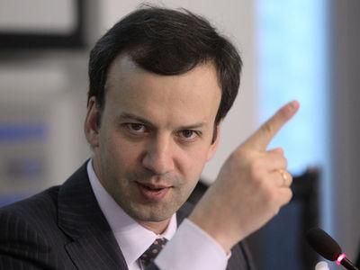 Вчера вице-премьер Аркадий Дворкович поручил Минпромторгу, Минэкономики и Минздраву дополнительно проработать предложение о новых мерах поддержки российских фармкомпаний с помощью госзакупок. Ранее Минпромторг предложил давать на государственных торгах абсолютное преимущество компаниям, производящим препараты на основе действующих веществ российской разработки. Ряд ассоциаций российских и иностранных предприятий уже выступил с критикой этой идеи, создающей "дискриминационные условия" для большинства участников рынка.  Как стало известно "Ъ", вчера на совещании в правительстве с участием ФАС, Минпромторга, Минэкономики, Минздрава, зарубежных и российских фармацевтических компаний вице-премьер Аркадий Дворкович поручил ведомствам дополнительно проработать вопрос о введении новых ограничений на госзакупки лекарств &mdash; их предлагалось увязать со степенью локализации фармацевтического производства. С предложением ввести на таких торгах трехступенчатую систему преференций для компаний, производящих препараты на основе субстанций российского производства, выступил Минпромторг. По его схеме такие поставщики получают абсолютный приоритет перед остальными, в их отсутствие закупка будет проходить по принципу "третий лишний" (когда иностранный поставщик не участвует в конкурсе при наличии двух российских).