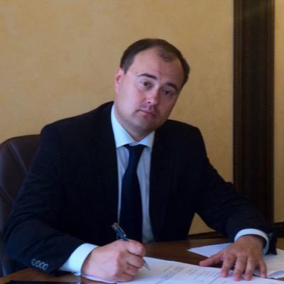  19 мая 2017 года в рамках Петербургского международного юридического форума состоялась сессия &laquo;Банковское сопровождение электронных закупок по 44-ФЗ и 223-ФЗ: опыт, проблемы и тенденции 2017 года&raquo;, в которой принял участие начальник Правового управления ФАС России Артем Молчанов.   В своем выступлении он рассказал о состоянии системы государственного заказа в Российской Федерации. Представитель ФАС подчеркнул, что процедуры, заложенные в 44-ФЗ, направлены на установление понятных и четких правил для всех сторон правоотношений. &laquo;Процедурная регламентация в этом случае необходима. Однако мы задаемся вопросом, как должно развиваться регулирование? Это развитие строится на разумном балансе процедуры и экономического эффекта&raquo;, - заявил Артем Молчанов.    &laquo;Наша сессия проходит в тренде административных реформ, которые происходят по всем видам государственного контроля и надзора. В чем их суть? Государство должно выбирать правильные модели хозяйствования, где должен быть найден баланс между административными мерами, исследованиями экономических последствий, оценки и эффективности. Следует оценивать их результат, а также необходимо оценивать экономическую выгоду государства от заключенных контрактов и их реализации&raquo;, - добавил представитель ФАС.   Также Артем Молчанов сообщил, что представители зарубежных антимонопольных органов считают систему государственного заказа России качественным проявлением технологического решения, которое можно использовать как в управленческой деятельности, так и в контрольной. &laquo;Нам следует выработать меры по совершенствованию и модернизации контрактной системы в Российской Федерации. Что касается банковского сопровождения, то этот способ управления контрактом надо развивать, т.к. этот элемент построен на гарантиях банковского сектора&raquo;, - подвел итог Артем Молчанов.   Источник: ФАС России