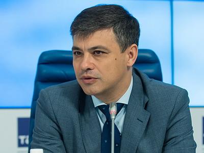 Дискуссии вокруг тем лекарственного обеспечения в последнее время вновь обострились в связи с различными инициативами министерств и ведомств. Об этом "РГ" побеседовала с руководителями Комитета Государственной Думы по охране здоровья, который во многом формирует позицию законодательной власти по проблемам здравоохранения. На вопросы газеты ответили председатель комитета Дмитрий Морозов и его заместитель, председатель подкомитета по вопросам обращения лекарственных средств, развитию фармацевтической и медицинской промышленности Александр Петров.  Дмитрий Анатольевич, пациентские организации встревожены тем, что в последний пересмотр Перечня ЖНВЛП вновь не попали многие новые и высокоэффективные препараты. Вы разделяете их мнение?  Дмитрий Морозов: Пациентские организации ставят вопрос совершенно разумно: перечень должен быть прозрачным, толковым и понятным. И особенно позиции, касающиеся лечения орфанных и других заболеваний, требующих дорогостоящего лечения, а также для оказания высокотехнологической помощи. Многие проблемы, к сожалению, не решаются быстро, потому что федеральный бюджет утверждается на три года, часть полномочий по обеспечению лекарствами передана на уровень регионов, но все эти проблемы мы видим. Комитет пошел по пути создания специального подкомитета по вопросам обращения лекарств и развитию фармедпрома. Он будет формировать наши предложения по решению проблем.  Минздрав подготовил проект приказа, по которому из описания препарата для госзакупок исключаются дозировки, формы препарата, методы введения и т.п., останутся лишь международные непатентованные наименования (МНН). Детские врачи говорят, что в результате им нечем будет лечить детей, потому что закупаются обычно самые дешевые - таблетки для взрослых. Какова позиция комитета?  Дмитрий Морозов: Конечно, мы обратили внимание министерства на эти риски, и специалисты обещали внести в проект приказа коррективы. Также будут особые распоряжения относительно детских дозировок. Со слов министерства, этот вопрос будет решен осенью.  Александр Петров: Но давайте проведем границу между тем, что важно и что не важно. На практике мы часто сталкиваемся с тем, что в медико-техническом задании на закупку указывается, например, даже цвет упаковки, ампулы или таблетки. Это хитрые ходы, которые нередко используются при недобросовестных сделках, но подобное недопустимо. Приказ направлен, прежде всего, на борьбу с коррупцией. Безусловно, при закупках надо учитывать, для каких целей используются препараты. Если лекарство назначено пациенту в виде инъекции, а не таблетки, безусловно, надо закупать в этой форме. Я уверен, что финальная версия приказа будет учитывать все клинические особенности. Мы обязательно этот вопрос будем обсуждать на подкомитете, и я хочу успокоить читателей, что мы придем к взвешенному решению.  "Перечень жизненно необходимых и важнейших лекарственных препаратов должен быть прозрачным, толковым и понятным" Вторая тема, которая сейчас бурно обсуждается, - это вопрос взаимозаменяемости препаратов. Процедура ее установления четко прописана в Законе "Об обращении лекарственных средств". Тем не менее ФАС публикует письма, которыми устанавливает взаимозаменяемость конкретных препаратов. Законно ли это?  Александр Петров: Мы сделали тактическую ошибку, приняв сначала закон, а лишь примерно через год - подзаконные акты, в которых и начались эти игры. Например, ФАС использует термин "аналогичный лекарственный препарат". Но такого термина в законе нет. Я призываю специалистов, которые готовят документы для руководителей службы, подписывающих такие письма, очень аккуратно относиться к закону. Уверен, что в этом вопросе они превышают свои полномочия. Нам нужно смотреть не только на препараты химического синтеза. Еще сложнее ситуация с биосимилярами - у нас их стали производить, и немало. Конечно, у всех есть желание произвести российские лекарства, обеспечить импортозамещение и т.п. Но нельзя ребенка выплескивать вместе с водичкой. Иностранные производители лекарств нам не враги, а союзники, и мы с уважением должны относиться к ним. Однако нужен строгий контроль и за ними. На производственных площадках зарубежных производителей даже в Европе мы порой находим гораздо больше нарушений правил GMP, чем на наших предприятиях. Российская инспекция GMP - одна из самых строгих, это признают и за рубежом. Я уверен, что и ФАС тоже хочет, чтобы высококачественные препараты быстрее производились в России. Но здесь не надо лошадей гнать.