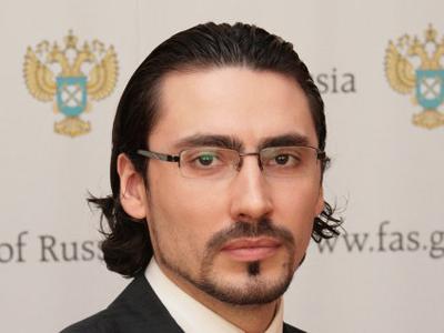 Максим Овчинников отметил, что инвестиционная привлекательность предприятий ОПК ниже, чем у организаций гражданского сектора, а темп прироста издержек производства продукции по ГОЗ во многих случаях опережает инфляцию.   Говоря о предложениях ФАС России по совершенствованию госрегулирования цен в сфере ГОЗ, замруководителя службы отметил, что необходимо внедрить долгосрочные правила формирования цен на основе индексации ранее установленной цены с гарантией сохранения экономии предприятию.   ФАС России предлагает скорректировать порядок применения методов определения цен на продукцию военного назначения следующим образом &ndash; ограничить использование затратного метода[1] только для расчета исходной (&laquo;базовой&raquo;) цены продукции, которая в последующие периоды в сопоставимых условиях подлежит корректировке с учетом индексов из состава показателей прогноза социально-экономического развития Российской Федерации вне зависимости от величины издержек производства (&laquo;индексный&raquo; подход).   Применение &laquo;индексного&raquo; подхода, предусматривающего сохранение у предприятий всей экономии от снижения затрат, позволит обеспечить:   ‒ повышение инвестиционной привлекательности ОПК;   ‒ формирование стимулов предприятий к оптимизации затрат и повышению эффективности производства;   ‒ упрощение процедур прогнозирования и регистрации цен на продукцию военного назначения;   ‒ рост поступлений в бюджет за счет налога на прибыль при снижении издержек предприятий и росте рентабельности производства;   ‒ сопоставимый с уровнем инфляции рост цен в сфере ГОЗ;   ‒ повышение прозрачности функционирования предприятий ОПК.   &laquo;Благодаря предложенным ФАС России методам, государственный заказчик получит выгоду от того, что цены на продукцию будут расти в среднем медленнее инфляции, предприятиям же будет гарантировано, что экономия от повышения эффективности производства не будет изъята в будущем в рамках пересмотра цены на основе затратного подхода&raquo;, - отметил Максим Овчинников.      [1] Прибыль предприятия ОПК в указанном случае определяется согласно &laquo;правилу 20+1&raquo;: плановая прибыль не может превышать уровня 20% от плановой величины собственных затрат и 1% от затрат на покупные комплектующие изделия и работы, выполняемые кооперацией. При этом плановые затраты рассчитываются на основании данных о фактических расходах предприятия на производство продукции в предыдущие периоды.
