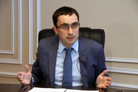 Данное письмо является реакцией ведомства на публикацию &laquo;Эксперт: письма ФАС о взаимозаменяемости не обязательны к исполнению&raquo;, размещенную на сайте &laquo;Фармацевтический вестник&raquo; 28 марта 2017 года, содержащую заявление главного консультанта НОЧУ ДПО &laquo;ИНКОНТЕХ&raquo; Константина Петрова о том, что &laquo;государственные заказчики могут не обращать внимание на письма о взаимозаменяемости того или иного лекарственного препарата, которые публикует ФАС России&raquo;.  У ФАС РФ на это высказывание нашлись свои доводы и контраргументы. В частности, ведомство указывает, что оно дает разъяснения в целях предотвращения возможных нарушений Федерального закона от 05.03.2013 № 44-ФЗ и Федерального закона от 26.07.2006 № 135-ФЗ в рамках полномочий, предусмотренных пунктами 5, 9 части 2 Закона о защите конкуренции. В данном конкретном случае речь идет о разъяснениях по вопросам формирования документации на закупку лекарственных препаратов для государственных и муниципальных заказчиков, исполнение которых позволяет государственным и муниципальным заказчикам минимизировать риски нарушения Закона о контрактной системе и Закона о защите конкуренции.  ФАС России указывает, что несмотря на то, что данные документы не являются нормативными правовыми актами, они издаются в рамках действующего законодательства и содержат правовую позицию антимонопольного органа и способствуют единообразной практике применения законодательства в сфере закупок, а также профилактике правонарушений в порядке адвокатирования конкуренции.  &copy;Информационный портал закупок     Извлечение из письма ФАС РФ &laquo;О необходимости исполнения разъяснений ФАС России&raquo;.  В связи с публикацией 28.03.2017 на официальном сайте газеты &laquo;Фармацевтический Вестник в информационно-телекоммуникационной сети &laquo;Интернет&raquo; статьи под заголовком &laquo;Эксперт: письма ФАС о взаимозаменяемости не обязательны к исполнению&raquo;, содержащей заявление главного консультанта НОЧУ ДПО &laquo;ИНКОНТЕХ&raquo; Константина Перова о том, что &laquo;государственные заказчики могут не обращать внимание на письма о взаимозаменяемости того или иного лекарственного препарата, которые публикует ФАС России&raquo;, Федеральная антимонопольная служба сообщает следующее.  ФАС России в целях предотвращения возможных нарушений Федерального закона от 05.04.2013 № 44-ФЗ &laquo;0 контрактной системе в сфере закупок товаров, работ, услуг для обеспечения государственных и муниципальных нужд&raquo; (далее - Закон о контрактной системе) и Федерального закона от 26.07.2006 № 135-ФЗ &laquo;0 защите конкуренции&raquo; (далее - Закон о защите конкуренции) в рамках полномочий, предусмотренных пунктами 5, 9 части 2 статьи 23 Закона о защите конкуренции, издает разъяснения по вопросам формирования документации на закупку лекарственных препаратов для государственных и муниципальных заказчиков, исполнение которых позволяет государственным и муниципальным заказчикам минимизировать риски нарушения Закона о контрактной системе и Закона о защите конкуренции.  Таким образом, разъяснения ФАС России, несмотря на то, что не являются нормативными правовыми актами, издаются в рамках установленных законодательством Российской Федерации полномочий, содержат правовую позицию антимонопольного органа, способствуют формированию единообразной правоприменительной практики и профилактике правонарушений в порядке адвокатирования конкуренции.  В отношении &laquo;экспертной позиции&raquo; сотрудников НОЧУ ДПО &laquo;ИНКОНТЕХ&raquo; в вопросах взаимозаменяемости лекарственных препаратов ФАС России обращает Ваше внимание на следующее.  Статья 27.1 Федерального закона от 12.04.2010 № 61-ФЗ &laquo;Об обращении лекарственных средств&raquo; (далее - Закон об обращении лекарственных средств) устанавливает, что взаимозаменяемость лекарственных препаратов для медицинского применения определяется в порядке, установленном Правительством Российской Федерации.  Правила определения взаимозаменяемости лекарственных препаратов для медицинского применения утверждены постановлением Правительства Российской Федерации от 28.10.2015 № 1154, пунктом 4 которого Федеральная антимонопольная служба наделена полномочием давать разъяснения по применению указанных   правил.   Реализуя   данное   полномочие   ФАС России разъясняет следующее.  Определение      взаимозаменяемости       лекарственных       препаратов      для медицинского применения в рамках реализации статьи 27.1 Закона об обращении лекарственных средств осуществляется уполномоченным федеральным органом исполнительной власти в целях включения информации о взаимозаменяемости лекарственных препаратов для медицинского применения в государственный реестр лекарственных средств с 1 января 2018 года.  Формирование указанного государственного информационного ресурса позволит обнародовать сведения о взаимозаменяемых лекарственных препаратах, находящиеся в регистрационных досье соответствующих лекарственных препаратов. ФАС России полагает, что опубликование сведений о взаимозаменяемых лекарственных препаратах должно положительно отразиться на состоянии конкуренции на соответствующих товарных рынках, в том числе за счет предоставления пациентам, медицинским работникам, государственным и муниципальным заказчикам общедоступного информационного ресурса, позволяющего оперативно принимать решения о замене одного лекарственного препарата другим.  Вместе с тем ФАС России обращает Ваше внимание, что определение товара, взаимозаменяемых товаров, товарного рынка, в том числе товарного рынка соответствующего лекарственного препарата в целях осуществления государственного контроля за соблюдением физическими лицами, хозяйствующими субъектами, органами власти, органами местного самоуправления, иными лицами антимонопольного законодательства Российской Федерации, а    также     при     осуществлении     контроля     за     соблюдением государственными и муниципальными заказчиками законодательства Российской Федерации о закупках относится к исключительной компетенции антимонопольного органа и осуществляется в соответствии   с   приказом ФАС России от 28.04.201 О № 220 &laquo;Об утверждении Порядка проведения анализа состояния конкуренции на товарном рынке&raquo;.  Таким образом, позиция главного консультанта НОЧУ ДПО &laquo;ИНКОНТЕХ&raquo; Константина Перова, изложенная в указанной статье, основана на неверном толковании норм материального права, направлена на дискредитацию правовых основ антимонопольного регулирования и введение в заблуждение государственных заказчиков и поставщиков лекарственных препаратов.  На основании изложенного в соответствии со статьей 25.7 Закона о защите конкуренции Федеральной антимонопольной службой в адрес главного консультанта НОЧУ ДПО &laquo;ИНКОНТЕХ&raquo; Константина Перова направлено предостережение от 19.04.2017 № ИА/26336/17 о недопустимости совершения действий, которые могут привести к нарушению антимонопольного законодательства.  Дополнительно    ФАС    России    предлагает    руководству    НОЧУ    ДПО &laquo;ИНКОНТЕХ&raquo; принять исчерпывающие меры по недопущению публичных высказываний сотрудников НОЧУ ДПО &laquo;ИНКОНТЕХ&raquo;, призывающих государственных   заказчиков   к   неисполнению   законодательства   Российской Федерации.     Р.А. Петросян