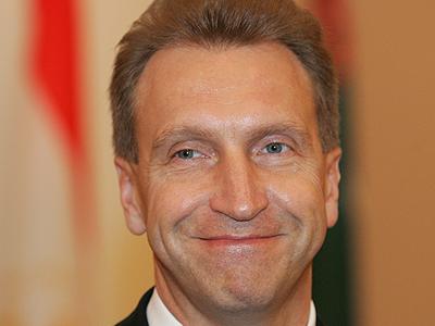 Первый вице-премьер Игорь Шувалов предложил президенту выбрать дочернюю компанию "Ростеха" &mdash; "РТ-Проектные технологии" (РТ-ПТ) единственным подрядчиком для единой информационной системы госзакупок (ЕИС). Он отмечает, что риск потери данных при смене исполнителя несопоставим с экономией при проведении ежегодных отборов исполнителей. В самой компании считают, что работа на платформе Oracle небезопасна, и хотят запустить ЕИС силами отечественных разработчиков на основе софта с открытым исходным кодом.