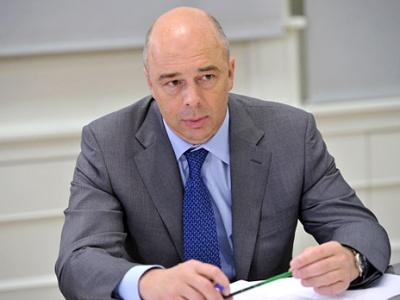 Министр финансов Антон Силуанов по итогам встречи президента России Владимира Путина с членами правительства сообщил, что было принято решение о создании информационного пространства в сфере госзакупок. &laquo;У нас до сих пор еще в заявках документы ходят в бумажном виде, что, соответственно, замедляет сам процесс, что не соответствует действующим потребностям&raquo;,&mdash; приводит ТАСС слова министра.  &laquo;Мы договорились о том, что должен быть в ближайшее время &mdash; до конца текущего года &mdash; сформирован каталог товаров, работ и услуг, а также цен, которые должны учитываться при формировании и бюджетных заявок, и оплате контрактов закупок для госнужд&raquo;,&mdash; цитирует &laquo;Интерфакс&raquo; господина Силуанова.  Ранее организаторы торгов были недовольны тем, что находящийся в Госдуме на рассмотрении законопроект лишает электронные торговые площадки половины дохода из-за перевода расчетов на специальные счета в аккредитованных банках. По данным Минэкономики, в 2016 году государство заключило контрактов на 5,3 трлн руб., а госкомпании закупили товаров и услуг у малого бизнеса на 1,5 трлн руб. После описанной в законопроектах реформы операторами закупок, по замыслу Белого дома, выступят аккредитованные торговые площадки.  Напомним, перевод системы госзакупок в электронный вид может сдвинуться еще на год &mdash; на начало 2019 года вместо запланированного 2018 года. Глава федерального казначейства Роман Артюхин, сообщивший об этом, объяснил это необходимостью обучить и подготовить к изменениям 900 тыс. человек, работающих в госзаказе.  Сегодня Владимир Путин поддержал решение о том, что Минфин станет единственным ведомством, ответственным за систему государственных закупок.