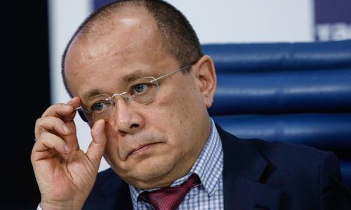 Сговоры участников рынка приводят к огромным дополнительным тратам со стороны бюджета и государственных компаний. В 2017 году только в дорожной сфере Федеральная антимонопольная служба (ФАС) выявила более 60 крупных картелей. Наличие таких нерыночных структур приводит к значительному удорожанию строительства дорог, рассказал в интервью &laquo;Известиям&raquo; начальник управления ФАС Андрей Тенишев. По его словам, 20&ndash;40% трат бюджета при госзакупках &mdash; это платы картелям, которых можно и нужно избегать.  &mdash; Насколько серьезны угрозы для экономики со стороны картелей?  &mdash; Я считаю, что угроза достаточно серьезная, не зря упоминание картелей появилось в Стратегии экономической безопасности, которая недавно утверждена президентом. Это показывает, что органы власти считают картелизацию экономики достаточно серьезной угрозой. Есть две причины. Все говорят, что у нас завышены цены. Иногда их рост обусловлен объективными экономическими причинами, но зачастую он &mdash; результат деятельности картелей. Потому что картель в первую очередь &mdash; это ценовые сговоры хозяйствующих субъектов. Вторая часть &mdash; это сговор на торгах. Из всех картелей, которые выявляет ФАС, таких около 90%. Здесь две позиции: ущерб для интересов конкуренции (поскольку добросовестные хозяйствующие субъекты не могут попасть на торги и добросовестно конкурировать с участниками картелей) и ущерб для бюджета. По нашим наблюдениям, в результате деятельности картеля цена не снижается, максимум &mdash; это 0,5% снижения цены на торгах. Если на торги попадает добросовестный участник и начинается конкуренция, снижение цены составляет от 20 до 40%. 7 трлн рублей федеральный бюджет тратит на государственные закупки, от 20 до 40% этой суммы можно было бы экономить и покупать необходимые вещи: медикаменты, продукты питания, компьютерную технику, направлять средства на ремонт и строительство дорог. Еще 23 трлн рублей &mdash; это закупки государственных компаний. Там тоже есть картели, мы их выявляем и наказываем.  &mdash; Каков в цифрах ущерб, наносимый картелями, и отдельно ущерб от действий дорожных картелей?  &mdash; Таких исследований не проводилось ни в России, ни, наверное, нигде в мире. Мы можем говорить только о 20&ndash;40% ущерба, который наносит картель либо на товарном рынке, либо на торгах. Точную цифру назвать сложно, потому что картель &mdash; это высоколатентное правонарушение. Никто не афиширует свою деятельность, не объявляет: &laquo;Вот, мы договорились и поддерживаем цены&raquo;. Если мы в год выявляем до 700 антиконкурентных соглашений, это далеко не все соглашения, которые существуют на торгах и товарных рынках. Уровень латентности &mdash; большая и сложная проблема. Такие исследования необходимо проводить. Тогда мы скажем, каков точный ущерб для экономики. По нашим внутренним эмпирическим наблюдениям, до 1,5% ВВП страны.  &mdash; Почему в этом году настолько пристальное внимание ФАС уделяет именно дорожной сфере?  &mdash; Не только в этом году. Задача выявления картелей в сфере дорожного строительства поставлена президентом и правительством два года назад. Мы в течение последних двух лет активно занимаемся картелями в сфере строительства и дорожного строительства. Видимо, на этот год пришелся пик этой деятельности, потому что мы очень плотно зашли в эту сферу, поняли, как эти картели действуют. Сегодня мы уже выявили более 60 крупных картелей в этой сфере.  &mdash; Как удается выявить и доказать картельный сговор?  &mdash; Я не буду раскрывать все наши секреты, но если речь идет о картелях на торгах, это достаточно просто. Значительный массив торгов выведен на электронные торговые площадки, где определенные следы остаются в любом случае. В какой момент и с какого компьютера была подана заявка, как были поданы ценовые предложения, каким образом эти заявки были обеспечены, как исполнялись государственные контракты &mdash; всё это как на ладони. Расследовать, если торги проходили на электронных торговых площадках, достаточно легко. Поэтому ФАС ратует за то, чтобы максимальное количество торгов проходило в электронной форме. Это обеспечивает достаточно высокий уровень анонимности для самих участников торгов и препятствует антиконкурентным соглашениям, с одной стороны. С другой стороны, если участники торгов все-таки смогли договориться, мы достаточно быстро выявляем и доказываем такие соглашения.  &mdash; Удается ли ФАС своим вмешательством исправлять ситуацию?  &mdash; Удается. Но это очень сложная и комплексная проблема. Мы выявляем, наказываем, привлекаем к административной ответственности компании, в год выносим до 1,5 тыс. административных штрафов. Это крупные штрафы, которые исчисляются иногда  сотнями миллионов рублей. Но зачастую административные штрафы не останавливают участников картелей. У нас есть уголовная ответственность за картели, но наши правоохранительные органы возбуждают единицы таких дел. Например, в этом полугодии возбуждено всего четыре уголовных дела о картелях, притом что ФАС выявляет сотни таких случаев. Совершенно несопоставимое число, хотя картель &mdash; это преступление.  Мы находим, выявляем, но, когда речь идет о торгах, есть государственные заказчики. В сфере здравоохранения это сотни больниц, десятки региональных министерств здравоохранения, федеральный Минздрав. К нам не поступило ни одного обращения от государственных заказчиков, хотя они прекрасно видят, что одни и те же компании постоянно выигрывают торги, чередуются, не снижают цену: все признаки картеля налицо.  Такие же претензии к государственным заказчикам и в сфере дорожного строительства. Все совершенно равнодушно и инертно относятся к тому, что их обманывают. Они позволяют себя обманывать &mdash; и это большая проблема.  Авторы: Виктория Кузьминова, Алина Евстигнеева  Источник: ИЗВЕСТИЯ