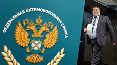 В письме ФАС России от 24.05.2017 г. ИА/34601/17 затрагивается проблема установления государственными и муниципальными заказчиками в документации о закупках остаточного срока годности (службы) медицинских изделий в процентном значении.  Антимонопольный орган считает, что при указании остаточного срока годности в процентном значении, участники закупки ставятся в неравное положение.  В качестве наглядного примера ФАС РФ использует ситуацию, при которой заказчик приобретает медицинское изделие сроком на 1 год, при том устанавливая остаточный срок годности в размере 70%. Участник №1 предлагает медицинское изделие со сроком годности 3 года, а участник №2 предлагает подобное изделие со сроком годности 2 года. Исходя из этого, остаточный срок годности (70%) в предложении первого участника составит 2,1 год, а второго &ndash; 1,4 года соответственно.  Такой расчет показывает, что предложения обоих участников покрывают период нужд, обозначенных заказчиком.  Однако, если взять подобный пример, в котором оба участника готовы поставить товар со сроком годности 2 года, притом Участник №1 располагает медицинским изделием с остаточным сроком годности в размере 70% или 1,4 года, а участник №2 предлагает изделие с остаточным сроком годности в размере 60% или 1,2 года. В этом случае оба участника делают предложение, которое с запасом покрывает потребности заказчика, но при учете ограничения остаточного срока годности в процентном соотношении, предложение участника не подходит заказчику.  Из указанного выше, ФАС России считает, что требование заказчика об остаточном сроке годности медицинского изделия, выраженное в процентном отношении, может повлечь за собой установление неравных условий для производителей медицинских изделий, ограничение конкуренции и сокращение количества участников закупок.  При том, указание заказчиком обоснованного срока годности, определенного конкретным периодом (в днях, месяцах, годах), в течение которого медицинские изделия должны сохранять свою пригодность, либо конкретной датой до которой медицинские изделия должны сохранять свою пригодность для использования по назначению, не является обременением для заказчика, а значительно снижает риски ограничения количества участников закупки, и как следствие, конкуренции.  Документ: Письмо ФАС России от 24.05.2017 г. ИА/34601/17 &laquo;О разъяснении вопросов установления государственными и муниципальными заказчиками в документации о закупках остаточного срока годности (службы) медицинских изделий&raquo;.  &copy;Информационный портал закупок     Текст письма ФАС России от 24.05.2017 г. ИА/34601/17 &laquo;О разъяснении вопросов установления государственными и муниципальными заказчиками в документации о закупках остаточного срока годности (службы) медицинских изделий&raquo;.  Руководителям территориальных  органов ФАС России     Главам субъектов  Российской Федерации  (для сведения)     Федеральная антимонопольная служба в связи с поступающими вопросами и на основании  пунктов  5, 9 части  2 статьи  23 Федерального  закона  от 26.07.2006 № 135-ФЗ &laquo;0 защите конкуренции&raquo; (далее -Закон о защите конкуренции), пункта 5.4 Положения о Федеральной антимонопольной службе, утвержденного постановлением Правительства Российской Федерации от 30.06.2004 № 331, направляет территориальным органам ФАС России для использования в работе информационное письмо по вопросу установления государственными и муниципальными заказчиками в документации о закупках остаточного срока годности (службы) медицинских изделий.  ФАС России обращает внимание, что вопрос о возможности или невозможности применения тех или иных формулировок в технической документации по указанию срока годности необходимо рассматривать в зависимости от товарных рынков, на которых происходит закупка. Так, для некоторых медицинских изделий срок годности (службы) может быть установлен и определен производителем конкретной датой, а для некоторых - срок годности (службы) начинается с момента ввода медицинского изделия в эксплуатацию. Соответственно, настоящая позиция ФАС России применима в отношении закупок медицинских изделий, имеющих срок годности, не связанный с введением медицинского изделия в эксплуатацию.  Согласно пункту 1 части 1 статьи 33 Федерального закона  от  05.04.2013 № 44-ФЗ &laquo;О контрактной системе в сфере закупок товаров,  работ, услуг для обеспечения государственных и муниципальных нужд&raquo; (далее - Закон № 44-ФЗ), описание объекта закупки должно носить объективный характер. В описании объекта закупки указываются функциональные, технические и качественные характеристики, эксплуатационные характеристики объекта закупки (при необходимости). В описание объекта закупки  не должны  включаться  требования или указания в отношении товарных знаков, знаков обслуживания, фирменных наименований, патентов, полезных  моделей,  промышленных  образцов, наименование места происхождения товара или наименование производителя, а также требования к товарам, информации, работам, услугам при условии, что такие требования влекут за собой ограничение количества участников закупки, за исключением случаев, если не имеется другого способа, обеспечивающего более точное и четкое описание характеристик объекта закупки.  В соответствии с частью 4 статьи 33 Закона № 44-ФЗ требования к гарантийному сроку товара, работы, услуги и (или) объему предоставления гарантий их качества, к гарантийному обслуживанию товара устанавливаются заказчиком при необходимости.  В соответствии с  частью     1  статьи  38  Федерального  закона  от  21.11.2011 № 323-ФЗ &laquo;Об основах охраны здоровья граждан в Российской Федерации&raquo; (далее - Закон об основах охраны здоровья граждан) медицинскими изделиями являются любые инструменты, аппараты, приборы, оборудование, материалы и прочие изделия, применяемые в медицинских целях отдельно или в сочетании между собой, а также вместе с другими принадлежностями, необходимыми для применения указанных изделий по назначению, включая специальное программное обеспечение, и предназначенные производителем для профилактики, диагностики, лечения и медицинской реабилитации заболеваний, мониторинга состояния организма человека, проведения медицинских исследований, восстановления, замещения, изменения анатомической структуры или физиологических функций организма, предотвращения или прерывания беременности, функциональное назначение которых не реализуется путем фармакологического, иммунологического, генетического или метаболического воздействия на организм человека.  Согласно части 8 статьи 38 Закона об охране здоровья граждан, в целях государственной регистрации медицинских изделий в порядке, установленном уполномоченным федеральным органом исполнительной власти, проводятся оценка соответствия в форме технических испытаний, токсикологических исследований, клинических испытаний и экспертиза качества, эффективности и безопасности медицинских изделий, а также испытания в целях утверждения типа средств измерений (в отношении медицинских изделий,  относящихся  к  средствам измерений в сфере государственного регулирования обеспечения единства измерений, перечень которых утверждается уполномоченным федеральным органом исполнительной власти).  В процессе регистрации медицинского изделия доказываются его качество, эффективность и безопасность. Следовательно, факт государственной регистрации медицинского изделия означает его соответствие требованиям качества, эффективности и безопасности в период срока его годности.  Таким образом, хозяйствующие субъекты, предлагающие к поставке медицинские изделия одного товарного рынка (либо одно медицинское изделие), но имеющие различные сроки годности или различные остаточные сроки годности, в случае установления заказчиками требований к срокам годности, выраженных в процентах, поставлены в неравные условия.  Так, например, участником 1 предложено медицинское изделие со сроком годности 3 года, участником 2 - 2 года, заказчиком приобретается медицинское изделие сроком на 1 год, при этом установлен остаточный срок годности в процентах - 70 %, следовательно для удовлетворения требований заказчика, участнику 1 необходимо поставить медицинское изделие с остаточным сроком годности 2, 1 года, а участнику 2 - 1,4 года. При этом остаточный срок годности медицинских изделий двух участников покрывает период нужд потребления товара заказчиком. Таким образом, участник 1 вынужден поставлять товар со сроком годности относительно срока годности товара участника 2, превышающий в 1,5 раза. Либо участником 1 и участником 2 предложено одно и то же медицинское изделие со сроком годности 2 года, но участник 1 может поставить медицинское изделие с остаточным сроком годности 70 %, а участник 2 - 60 %, при этом фактически остаточный срок годности медицинских изделий составляет 1,4 года и 1,2 года соответственно, что удовлетворяет период потребления заказчиком медицинского изделия - 1 год. Между тем, участник 2 при требовании к остаточному сроку годности, выраженному в процентах, не сможет принять участие в закупке.  Таким образом, требования заказчиков об остаточном сроке годности медицинского изделия, выраженные в процентах, могут повлечь за собой установление неравных условий для производителей медицинских изделий, ограничение конкуренции и сокращение количества участников закупок. Кроме того, указание заказчиком обоснованного срока годности, определенного конкретным периодом (в днях, месяцах, годах), в течение которого медицинские изделия должны сохранять свою пригодность, либо конкретной датой, до которой медицинские изделия должны сохранять свою пригодность для использования по назначению, не является обременением для заказчика, а значительно снижает риски ограничения количества участников закупки, и как следствие, конкуренции.  Дополнительно ФАС России сообщает следующее. В соответствии с частью 2 статьи 17 Закона о защите конкуренции при проведении торгов, запроса котировок, запроса предложений, если организаторами торгов, запроса котировок, запроса предложений или заказчиками являются федеральные органы исполнительной власти, органы исполнительной власти субъектов Российской Федерации, органы местного самоуправления, государственные внебюджетные фонды, а также при проведении торгов, запроса котировок, запроса предложений в случае закупок товаров, работ, услуг для обеспечения государственных и муниципальных нужд запрещается не предусмотренное федеральными законами или иными нормативными правовыми актами ограничение доступа к участию в торгах, запросе котировок, запросе предложений.  Таким образом, по мнению ФАС России, при отсутствии условий устранения, ограничения конкуренции, сокращения количества участников закупки, предлагающих к поставке медицинские изделия с остаточным сроком годности, соответствующим периоду, на который закупается медицинское изделие, заказчик вправе установить требование к остаточному сроку годности медицинского изделия, превышающего период, на который закупается медицинское изделие (например, для формирования резерва по окончанию календарного года и иные причины объективного характера).  Так, например, если заказчик осуществляет закупку в декабре текущего года на следующий календарный год (то есть предполагает использование медицинских изделий по 31 декабря следующего года), то требование к сроку годности медицинского изделия не может превышать период следующего года, в котором будет потребляться медицинское изделие, то есть остаточный срок годности медицинского изделия должен покрывать 31 декабря следующего года, при этом участник закупки может предложить медицинское изделие с остаточным сроком годности, превышающим следующий календарный год. ФАС России полагает, что заказчик при объективной необходимости может осуществить дополнительную закупку медицинского изделия на протяжении всего следующего года с указанием остаточного срока годности медицинского изделия, превышающего 31 декабря.  ФАС России обращает внимание, что с учетом части 2 статьи 33 Закона № 44- ФЗ заказчик не вправе установить в документации о закупке обязательное требование об указании в составе заявок на участие в закупке показателей и (или) значений гарантийного срока товара, работы, услуги и (или) объема предоставления гарантий их качества (в том числе срока годности, остаточного срока годности товара), гарантийного обслуживания товара. Участник закупки, подавая заявку, соглашается на указанные условия.  Кроме того, заказчики не ограничены в условиях указания фразы &laquo;не менее&raquo; при установлении требований к остаточному сроку годности, в связи с чем в случае предложения к поставке медицинского изделия со сроком годности, превышающим требуемый, заказчик не вправе отклонять такую заявку, поскольку срок годности, превышающий требуемый период, в течение которого медицинское изделие сохраняет свою пригодность, является соответствующим требованиям заказчика. Вместе с тем необходимо учитывать требования, устанавливающие окончание срока, определенного периодом времени, предусмотренные статьёй 192 Гражданского кодекса Российской Федерации.  В целях предупреждения ограничения конкуренции ФАС России считает, что остаточный срок годности медицинских изделий, установленный в документации о закупках государственными и муниципальными заказчиками, должен быть обоснован и определен конкретным периодом (например, в годах, месяцах, днях), в течение которого медицинские изделия сохраняют свою пригодность, либо конкретной датой, до которой медицинские изделия должны сохранять свою пригодность для использования по назначению. Вместе с тем требование заказчиков к остаточному сроку годности, значительно превышающему планируемый период потребления (например, при планировании закупки на календарный год заказчиком требуется к поставке лекарственный препарат с остаточным сроком годности 18 месяцев), может иметь признаки нарушения Закона о контрактной системе и антимонопольного законодательства. В любом случае при наличии жалобы, в том числе поданной в соответствии с Законом о защите конкуренции, на проведение закупки объективность и обоснованность установления остаточного срока годности определяется антимонопольным органом в порядке, предусмотренном Законом о контрактной системе с учетом обстоятельств и условий определенной закупки.  И.Ю. Артемьев