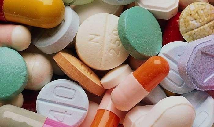 Заказчик вправе проводить закупки любых лекарств по торговым наименованиям, поскольку не утвержден перечень препаратов, которые можно так закупать. При этом должна быть потребность в закупаемых препаратах и в проведении закупки по торговому наименованию препарата. Такие выводы привел ВС РФ в п. 24 Обзора судебной практики N 4 (2017).   Напомним, по Закону N 44-ФЗ указывать в документации торговые наименования лекарств заказчик может, если проводит: - запрос предложений на закупку препаратов, необходимых для...