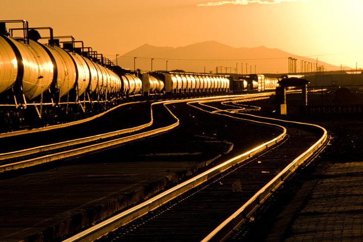 В нынешнем году нефтяные и транспортные компании спешат реализовать самые крупные контракты посредством тендеров. Вопреки тенденциям прошлых лет, когда крупные контракты появлялись на тендерах под Новогодние праздники &ndash; теперь крупнейшие компании страны торопятся расстаться с бюджетами в середине года.  По информации Ассоциации Участников Закупок, тенденция к &laquo;скорому сливу бюджета&raquo; наблюдается не только среди государственных заказчиков, но и среди крупнейших частных компаний России. Специалисты АУЗ предполагают, что реализация крупных сделок должна помочь государству с наполнением бюджета налоговыми средствами, которые могут понадобиться уже в скором времени. При этом некоторые...