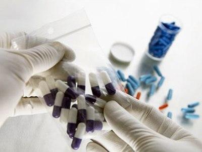 Запланированная Минздравом России централизация закупок лекарственных препаратов для лечения орфанных (редких) заболеваний поможет снизить стоимость лечения и решить проблему лекарственного обеспечения большего числа пациентов, считает член Центрального штаба Общероссийского народного фронта, директор Фонда независимого мониторинга &laquo;Здоровье&raquo; Эдуард Гаврилов.  Министр здравоохранения Вероника Скворцова заявила, что Минздрав России планирует централизовать закупку лекарств для лечения пациентов с орфанными заболеваниями. Она выразила надежду, что закупки лекарственных препаратов для ряда заболеваний удастся перевести на федеральный уровень еще до конца 2017 г.  Эксперты Народного фронта и фонда &laquo;Здоровье&raquo; еще в 2014 г. направляли в Министерство здравоохранения и Совет Федерации предложения по организации помощи пациентам с орфанными заболеваниями, нормализации ситуации с закупкой лекарственных препаратов и формированию федерального регистра пациентов.  &laquo;До сих пор из федерального бюджета централизованно закупались лекарства для пациентов лишь в рамках программы &laquo;Семь нозологий&raquo;. Пациенты с заболеваниями, на которые не распространялось действие программы, должны были получать лекарства в регионах. Во многих случаях это стало неразрешимой проблемой. К нам неоднократно обращались пациенты с орфанными заболеваниями с просьбой оказать содействие в получении необходимых препаратов, поскольку их регионы не могли предоставить необходимое лекарственное обеспечение&raquo;, &ndash; рассказал Гаврилов.  По данным Минздрава, стоимость лечения одного больного с редким заболеванием составляет до 100 млн руб. в год. Многим регионам даже с поддержкой федеральных субвенций не хватает средств на необходимое лекарственное обеспечение этой категории пациентов.  &laquo;Мы приветствуем решение Минздрава и считаем, что централизация закупок поможет снизить стоимость лекарственных препаратов и в значительной мере решит проблему лекарственного обеспечения пациентов с редкими болезнями&raquo;, &ndash; заключил Гаврилов.  Источник: ОНФ