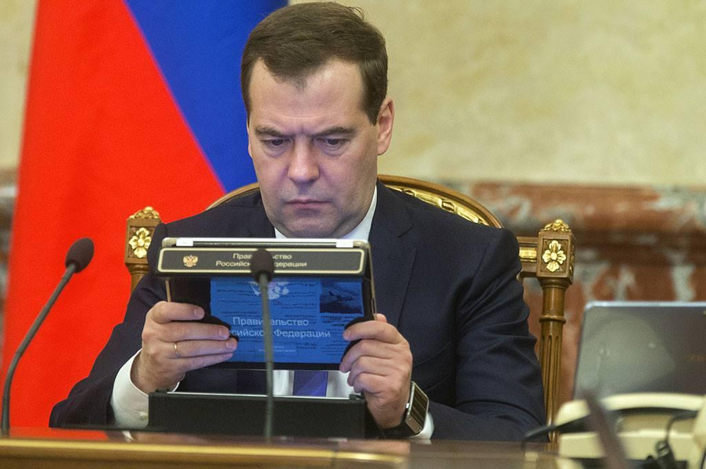 Поддержка импортозамещения медизделий обеспечила рост их производства в России на 15,5% по сравнению с прошлым годом. Как сообщил сегодня премьер-министр Дмитрий Медведев, отечественными производителями разработано 75 импортозамещающих изделий, из которых половина в России не выпускалась. Одновременно с этим Федеральная антимонопольная служба (ФАС) фиксирует значительный рост картельных сговоров при госзакупках лекарств &mdash; сейчас выявлено 70 таких нарушений.  За последний год производство медицинских изделий в России выросло на 15,5% (по сравнению с 2015 годом), сообщил сегодня премьер-министр Дмитрий Медведев на совещании в Горках о поддержке локализации медицинских производств. В денежном выражении за последние шесть лет этот показатель вырос почти вдвое. Как напомнил премьер, государство оказывает поддержку проектам по разработке технологий и организации производства медизделий &mdash; с 2011 года ее получили 169 таких проектов на общую сумму 36 млрд руб. (из них 18,5 млрд руб.&mdash; бюджетные).  &laquo;При государственной поддержке разработано и выведено на рынок 75 импортозамещающих медицинских изделий. Их них 36, то есть половина практически, вообще в нашей стране не выпускались раньше и были зарегистрированы в прошлом году&raquo;,&mdash; подчеркнул господин Медведев. Напомним, в конце марта на коллегии Минпромторга было объявлено, что доля российских лекарств в перечне жизненно необходимых лекарственных препаратов составила 77%, ожидается, что в дальнейшем она достигнет 85%. В 2017 году на поддержку фармотрасли планируется выделить 6,8 млрд руб. (см. &ldquo;Ъ&rdquo; от 27 марта).  Кроме того, с середины прошлого года у производителей медизделий есть преимущество при госзакупках &mdash; так называемое правило &laquo;третий лишний&raquo; (если в торгах участвуют две российские компании, то заявка на поставку иностранных изделий отклоняется). По словам премьера, эти правила затронули более 100 изделий. Отметим, за отмену этого правила выступал глава Федеральной антимонопольной службы (ФАС) Игорь Артемьев.  Сегодня же ФАС сообщила, что за последний год уровень картелизации госзакупок лекарств стремительно вырос &mdash; если в мае прошлого года признаки картельного сговора были выявлены при проведении таких закупок были выявлены всего в пяти регионах, а в августе &mdash; в 11, то в марте 2017 года такие случаи фиксируются уже в 80 субъектах РФ. &laquo;Уровень картелизации госзакупок лекарств в настоящее время составляет, по моим субъективным оценкам, около 50%&raquo;,&mdash; заявил сегодня на форуме &laquo;Госзаказ &mdash; за честные закупки&raquo; начальник управления по борьбе с картелями ФАС Андрей Тенишев. При госзакупках лекарственных препаратов и медоборудования на март 2017 года выявлено 70 картельных сговоров, &laquo;признаки картелей обнаружены при проведении 3 тыс. открытых аукционов в электронной форме. Общий объем начальной (максимальной) цены контрактов по этим закупкам превышает 12 млрд руб.&raquo;,&mdash; отметил он. В сговорах, пояснил господин Тенишев, принимают участие производители, дистрибьютеры и заказчики, при этом с марта прошлого года в антимонопольное ведомство не пожаловался ни один заказчик. &laquo;Видимо, их устраивает такая ситуация&raquo;,&mdash; заключил он. По словам чиновника, ФАС вынесла по выявленным нарушениям решения о наложении штрафов на сумму более 600 млн руб., а в некоторых регионах возбуждены уголовные дела.