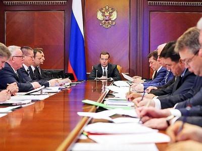 Распоряжение от 19 ноября 2016 года №2456-р. Законопроектом предусматривается, что документы, подтверждающие возможность исполнения контракта по предложенной цене с надлежащим исполнением обязательств по нему, должны представляться только в отношении топлива. При этом предлагается установить, что Правительство вправе утвердить перечень других видов товаров, в отношении которых требуется предоставить соответствующие документы. Принятие законопроекта направлено на совершенствование процедур закупок лекарственных препаратов, средств для оказания скорой, в том числе скорой специализированной помощи в экстренной или неотложной форме, а также продовольствия.