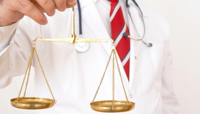 Крупные международные фармацевтические компании пожаловались в Федеральную антимонопольную службу (ФАС) на практику закупки на госторгах дженериков оригинальных лекарств, срок действия патентов которых еще не истек. Проблема в России, по мнению бизнеса, стала носить системный характер, что негативно влияет на инвестиционный климат страны.  Ассоциация международных фармпроизводителей (AIPM, объединяет более 50 компаний, на долю которых приходится около 80% мирового выпуска лекарств) попросила ФАС принять оперативные меры по фактам введения в оборот в России воспроизведенных лекарств (дженериков) в период, когда не истек срок действия патентов на оригинальные препараты. Соответствующее письмо (копия есть у &ldquo;Ъ&rdquo;) организация направила в понедельник руководителю ведомства Игорю Артемьеву. В нем указывается, что в ноябре этого года в Московской и Ростовской областях, а также Ставропольском, Пермском и Камчатском краях, Мордовии и Москве прошли девять тендеров на...
