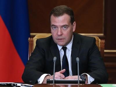 Законопроектом предлагается установить, что участки недр местного значения предоставляются в пользование для разведки и добычи общераспространённых полезных ископаемых в целях исполнения государственного (муниципального) контракта или договора на ведение дорожной деятельности без проведения аукционов. Это позволит сократить затраты на строительство, реконструкцию, капитальный ремонт, ремонт и содержание автомобильных дорог общего пользования, уменьшить сроки получения лицензии на право пользования недрами и сократить сроки реализации проектов строительства, ремонта и содержания автомобильных дорог.