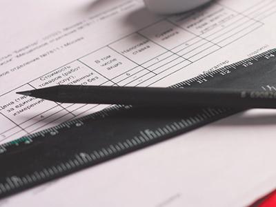 Напомним, Федеральным законом от 3 апреля 2017 года № 56-ФЗ были внесены изменения в статьи 169 и 251 Налогового кодекса Российской Федерации.  Теперь в счетах-фактурах, выставляемых при реализации товаров (работ, услуг), передаче имущественных прав, получении оплаты, частичной оплаты в счет предстоящих поставок товаров (выполнения работ, оказания услуг), передаче имущественных прав, а также при изменении стоимости отгруженных товаров (выполненных работ, оказанных услуг), переданных имущественных прав, - указывается идентификатор государственного контракта.  По мнению разработчиков поправок, такие меры должны позволить усилить контроль за использованием средств федерального бюджета.  Итак, с 1 июля 2017 года в счете-фактуре, выставляемом при реализации товаров (работ, услуг), передаче имущественных прав, должны быть указаны следующие данные:      порядковый номер и дата составления счета-фактуры;     наименование, адрес и идентификационные номера налогоплательщика и покупателя;     наименование и адрес грузоотправителя и грузополучателя;     номер платежно-расчетного документа в случае получения авансовых или иных платежей в счет предстоящих поставок товаров (выполнения работ, оказания услуг);     наименование поставляемых (отгруженных) товаров (описание выполненных работ, оказанных услуг) и единица измерения (при возможности ее указания);     количество (объем) поставляемых (отгруженных) по счету-фактуре товаров (работ, услуг), исходя из принятых по нему единиц измерения (при возможности их указания);     наименование валюты;     идентификатор государственного контракта, договора (соглашения) (при наличии);     цена (тариф) за единицу измерения (при возможности ее указания) по договору (контракту) без учета налога, а в случае применения государственных регулируемых цен (тарифов), включающих в себя налог, с учетом суммы налога;     стоимость товаров (работ, услуг), имущественных прав за все количество поставляемых (отгруженных) по счету-фактуре товаров (выполненных работ, оказанных услуг), переданных имущественных прав без налога;     сумма акциза по подакцизным товарам;     налоговая ставка;     сумма налога, предъявляемая покупателю товаров (работ, услуг), имущественных прав, определяемая исходя из применяемых налоговых ставок;     стоимость всего количества поставляемых (отгруженных) по счету-фактуре товаров (выполненных работ, оказанных услуг), переданных имущественных прав с учетом суммы налога;     страна происхождения товара;     номер таможенной декларации;     код вида товара в соответствии с единой Товарной номенклатурой внешнеэкономической деятельности Евразийского экономического союза. Сведения, предусмотренные настоящим подпунктом, указываются в отношении товаров, вывезенных за пределы территории Российской Федерации на территорию государства - члена Евразийского экономического союза.  &copy;Информационный портал закупок