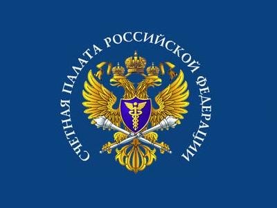 Счетная палата Российской Федерации провела мониторинг развития системы государственных и корпоративных закупок в Российской Федерации в 2016 году.  Согласно полученным в ходе мониторинга данным, объем объявленных открытых закупок государственного, муниципального и корпоративного сектора в целом по стране в 2016 г. составил порядка 32,2 трлн руб. (рост 9,5%), в том числе: 3 млн закупок на 6,5 трлн руб. в рамках 44-ФЗ (рост - 1,5%) и 1,5 млн закупок на 25,7 трлн руб. в рамках 223-ФЗ (рост &ndash; 11,6%).  По результатам контрольных мероприятий, проведенных Счетной палатой в 2016 г., выявлено 898 нарушений законодательства в сфере закупок на общую сумму 53,1 млрд руб., в том числе 823 нарушения 44-ФЗ на общую сумму 48,8 млрд руб. (в 2015 г. &ndash; 450 нарушений на общую сумму более 17 млрд руб.) и 75 нарушений 223-ФЗ на общую сумму 4,3 млрд руб. (в 2015 г. 20 нарушений на 620 млн руб.).  По итогам проверок Счетной палатой отмечен ряд положительных изменений в части реализации 44-ФЗ, в том числе рост относительной экономии по результатам закупок для федеральных и муниципальных нужд &ndash; 8,8% (по итогам 2015 г. - 7,6%). Также произошел рост объявленных закупок у субъектов малого предпринимательства и социально ориентированных некоммерческих организаций - на 35% (объявлено в 2016 году на сумму 1,9 трлн. рублей).  Кроме того, начиная с 2017 г., унитарные предприятия должны осуществлять закупки по 44-ФЗ, за исключением закупок, которые финансируются за счет грантов, и в случае, когда предприятие является исполнителем по контракту и привлекает третьих лиц. При этом в конце 2016 г. был внедрен механизм исключения отдельных ФГУП из-под действия 44-ФЗ, в настоящее время список исключений составляет 68 предприятий.  Среди отрицательных моментов реализации 44-ФЗ отмечается отсутствие на протяжении двух последних лет роста показателей конкурентности закупок (среднее количество участников закупок &ndash; 3 заявки на 1 лот). Причины, по мнению Счетной палаты, постоянно меняющееся и сложное законодательство о контрактной системе, что затрудняет правоприменительную практику, а также затянувшийся переход на электронные конкурсы и запросы котировок.  Мониторинг также выявил ряд проблем при планировании, нормировании и обосновании закупок. Так, планы закупок не стали в полной мере источником обоснований бюджетных ассигнований на закупки при формировании бюджета на 2017-2019 гг. Сохраняется значительный разброс предельных цен на одноименные товары у различных федеральных органов исполнительной власти (от 4 до 37,5 раз). По-прежнему, выявляется значительное количество нарушений при обосновании начальных (максимальных) цен контрактов. Однако, Методические рекомендации, которыми руководствуются государственные заказчики, носят необязательный характер, что не влечет ответственности за их неприменение или неправильное применение, а также имеет риски неэффективного расходования бюджетных средств. Очередной раз отложено внедрение Каталога товаров, работ, услуг как одного из источников информации о рыночных ценах.  Кроме того, выявлены коррупционные риски, связанные с установлением необоснованного размера аванса по долгосрочным контрактам, условия которых не предполагают выполнения значительного объема работ в первые годы строительства. Ситуация позволяет подрядчикам размещать большую часть полученных средств от заказчика в банках для получения процентного дохода.  Что касается корпоративных закупок (223-ФЗ), то здесь положительных изменений пока не отмечено, коррупционные риски сохраняются.  Так, доля открытых и понятных процедур конкурса и аукциона, по-прежнему, остается незначительной (за 2016 г. &ndash; 5,1%, за 2015 г. &ndash; 4,1%). Снизилось среднее количество заявок, подаваемых участниками конкурентных способов закупок на 1 лот (в 2016 г. - 1,66 заявок, в 2015 г. &ndash; 1,76). Относительная экономия по результатам закупок также снизилась с 1,75% до 1,55%.  Причины низкой конкуренции и эффективности:  - отсутствие исчерпывающего перечня конкурентных способов осуществления закупок (корпоративными заказчиками применяется около 5000 способов закупок), сохраняется большое количество электронных площадок (более 170 площадок).  - отсутствие исчерпывающего перечня оснований для заключения договора с единственным поставщиком. 223-ФЗ позволяет устанавливать неограниченное количество случаев осуществления закупок у единственного поставщика, уходя от конкурентных процедур закупок.  - отсутствие в 223-ФЗ норм, направленных на повышение эффективности расходования средств на закупки (необходимость обоснования начальных (максимальных) цен договоров, запрет на конфликт интересов).  По итогам проведенного мониторинга Счетная палата предлагает:  - обеспечить последовательное внесение изменений в законодательство о контрактной системе в сфере закупок, вступающих в силу с начала следующего финансового года;  - провести анализ предельных цен на закупаемые товары, работы, услуги и принять меры по сокращению их значительного разброса;  - разработать нормативный правовой акт о порядке применения методов определения начальной (максимальной) цены контракта вместо Методических рекомендаций, носящих не обязательный характер для применения;  - закрепить за Правительством Российской Федерации полномочие по изданию нормативного правового акта о порядке авансирования государственных контрактов (договоров), в том числе в зависимости от объема выполняемых работ с учетом этапов исполнения контракта (договора) (в настоящее время указанные вопросы частично регулируются постановлениями Правительства РФ о мерах по реализации федерального закона о федеральном бюджете на соответствующий период);  - внести изменения в 223-ФЗ, устанавливающие исчерпывающие перечни конкурентных способов осуществления закупок, основания для заключения договора с единственным поставщиком, необходимость обоснования НМЦК, запрет на конфликт интересов закупочной комиссии заказчика и участников закупок.  Ознакомиться с Обобщенной информацией о результатах осуществления Счетной палатой Российской Федерации аудита в сфере закупок в 2016 году можно по ссылке.