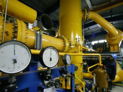 Постановление Правительства от 29 июня 2017 года №778. В целях оптимизации порядка подключения объектов капитального строительства к системам горячего, холодного водоснабжения и водоотведения исключается ряд избыточных и дублирующих административных процедур. Это будет способствовать повышению эффективности взаимодействия инвесторов (застройщиков) и ресурсоснабжающих организаций в сферах водоснабжения и водоотведения, улучшению инвестиционного климата в сфере строительства.  Подготовлено Минстроем России во исполнение поручений Президента России по итогам заседания Государственного совета 7 апреля 2015 года (№Пр-815ГС от 25 апреля 2015 года, подпункт &laquo;а&raquo; пункта 4) и по итогам заседания президиума Государственного совета и консультативной комиссии Государственного совета 12 ноября 2016 года (№Пр-2347ГС от 5 декабря 2016 года, абзац 6 подпункта &laquo;а&raquo; пункта 1).  Распоряжением Правительства от 13 августа 2015 года №1554-р утверждён План мероприятий по подготовке проектов нормативных правовых актов, необходимых для отмены избыточных и (или) дублирующих процедур, а также совершенствования реализации процедур, включённых в исчерпывающий перечень процедур в сфере жилищного строительства (далее &ndash; План). Перечень утверждён постановлением Правительства от 30 апреля 2014 года №403.  В соответствии с пунктом 8 Плана подписанным постановлением вносятся изменения в ряд нормативных правовых актов Правительства, направленные на оптимизацию порядка подключения объектов капитального строительства к системам горячего, холодного водоснабжения и водоотведения.  Упрощается порядок взаимодействия субъектов градостроительной деятельности при подключении (технологическом присоединении) объектов капитального строительства к системам водоснабжения и водоотведения.  В частности, исключены промежуточные административные процедуры подписания актов о разграничении балансовой принадлежности, эксплуатационной ответственности сторон на стадии завершения подключения (технологического присоединения) объекта. Границы балансовой принадлежности в этих случаях будут фиксироваться не в отдельном акте, а в акте о подключении (технологическом присоединении) объекта. Границы эксплуатационной ответственности сторон будут фиксироваться в договоре горячего, холодного водоснабжения и водоотведения.  Исключена также необходимость подписания актов о промывке и дезинфекции внутриплощадочных и внутридомовых сетей и оборудования объекта, которые нужны для подключения к централизованной системе холодного водоснабжения, о технической готовности объектов централизованной системы горячего водоснабжения, о готовности внутриплощадочных и внутридомовых сетей и оборудования объекта, акта допуска узла учёта воды и сточных вод к эксплуатации. Вся информация будет фиксироваться в акте о подключении (технологическом присоединении) объекта.  Подтверждением о выполнении заявителем обязательств по договору о подключении (технологическом присоединении) объекта к централизованным системам горячего водоснабжения будет подписание акта о подключении (технологическом присоединении).  В случае нового строительства упраздняется процедура предоставления технических условий на проектирование узла учёта воды, сточных вод путём фиксации требований к узлу учёта в выдаваемых условиях подключения (технологического присоединения) объекта.  Принятые решения направлены на повышение эффективности взаимодействия инвесторов (застройщиков) и ресурсоснабжающих организаций в сферах водоснабжения и водоотведения, улучшение инвестиционного климата в сфере жилищного и другого строительства.  Источник: Правительство РФ
