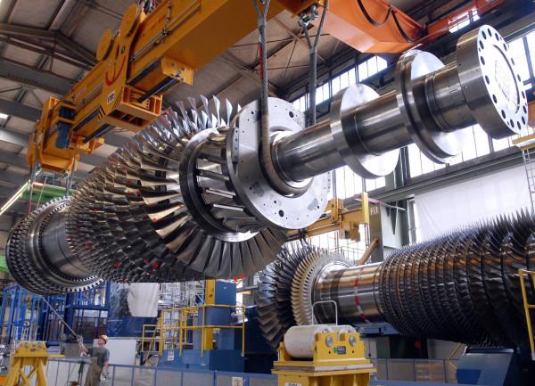 В качестве ответной меры на перенаправление газовых турбин Siemens в Крым немецкая компания приостановила поставки энергооборудования российским госкомпаниям. Кроме того, Siemens начнет расторжение лицензионных соглашений в этой сфере с российскими партнерами и выходит из СП с &laquo;Ростехом&raquo; &laquo;Интеравтоматика&raquo;.  Siemens приостановит поставки генерирующего оборудования по действующим контрактам с российскими компаниями под контролем государства, заявил в пятницу концерн, обвиняющий &laquo;Технопромэкспорт&raquo; (ТПЭ, входит в &laquo;Ростех&raquo;) в незаконном перемещении в Крым газотурбинных установок, предназначенных для электростанции в Тамани (Краснодарскийй край). Заморозка, согласно заявлению компании, будет действовать на неопределенный срок, параллельно немцы намерены разрабатывать постоянный режим дополнительного контроля. Этот механизм предполагает, что поставки будут осуществляться только после подтверждения со стороны компании, что оборудование должно быть размещено на конкретной площадке. Персонал концерна будет контролировать процесс поставки и установки оборудования. Соглашения по поставкам газотурбинного оборудования будут централизованы через ООО &laquo;Сименс технологии газовых турбин&raquo; (СП Siemens с &laquo;Силовыми машинами&raquo; Алексея Мордашова) и ООО &laquo;Сименс&raquo;.
