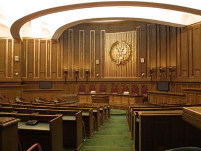 Верховный суд объяснил, когда чиновника можно уволить за родственные связи